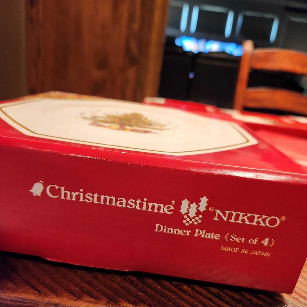 Nikko CHRISTMASTIME 4 dinner plates
